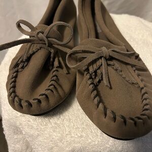 Minnetonka Brown Suede Moccasin Flats